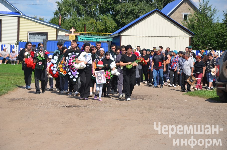 Еваны озатырга бөтен авыл җыелды