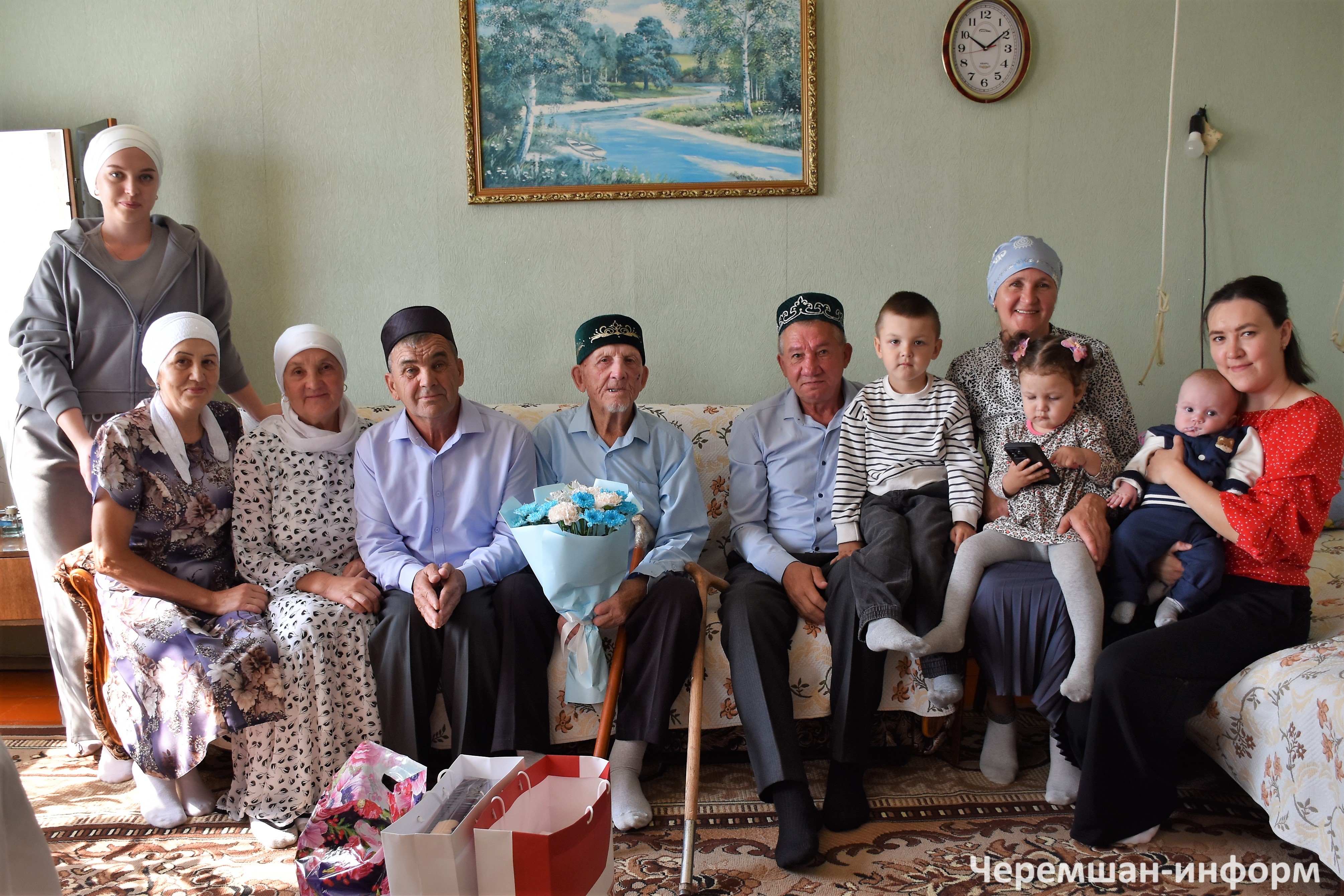 Всю свою жизнь юбиляр проработал в колхозе строителем и плотником: фото Гульсира Шарифуллина