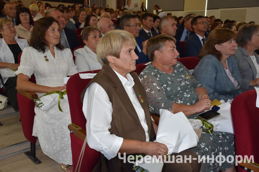 За многолетний добросовестный труд и высокие достижения в области образования нагрудными знаками «Почетный работник в сфере образования РФ» награждены: фото Гульсира Шарифуллина