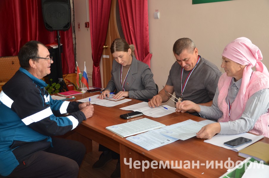 Сәгать әле тугызынчы гына киткән иде – җиде-сигез авылдаш урнага бюльлетеннәрне салды да: Марат Гомәров фотосы