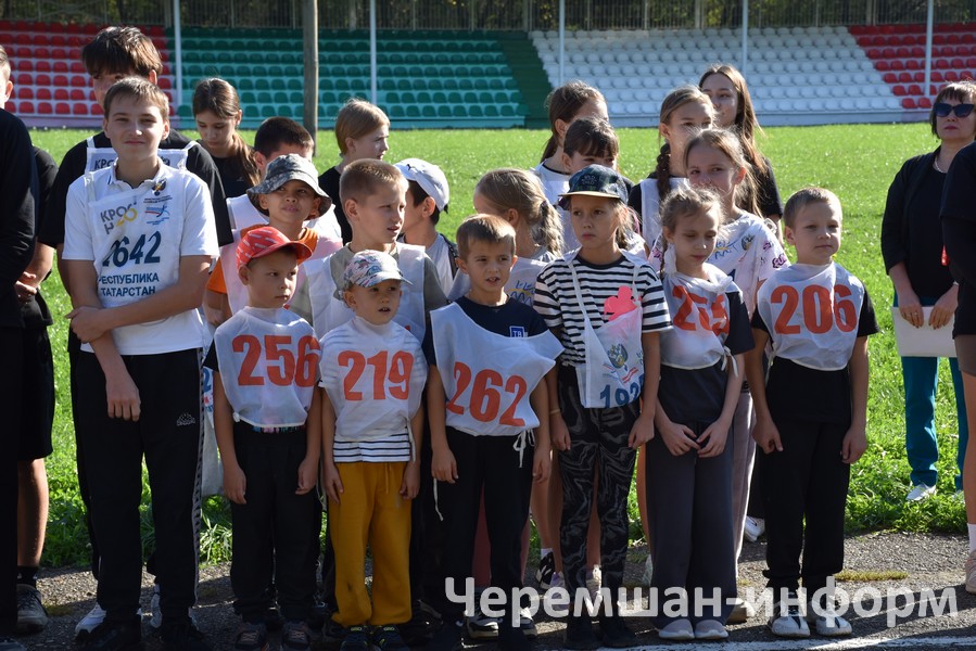 Масштабный забег, организованный на стадионе «Сабантуй», напоминал территорию борьбы и приподнятого настроения: фото Кадрии Гамировой