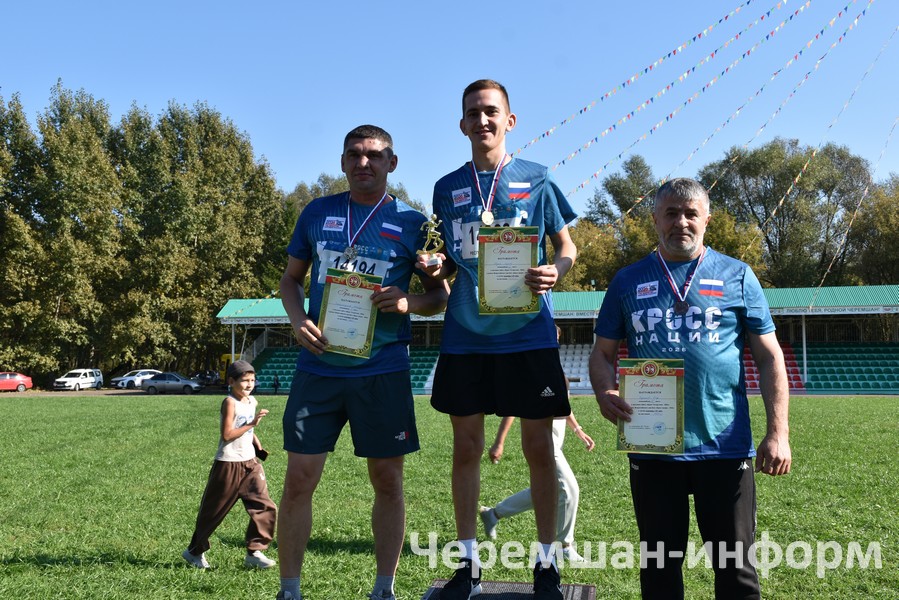 Особый колорит мероприятию добавил VIP-забег, в котором участвовали представители районной администрации, руководители предприятий: фото Кадрии Гамировой