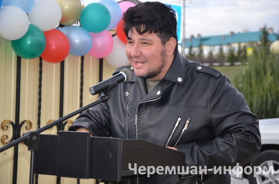 Мероприятие началось с трогательной речи ведущего: фото Марата Гумерова