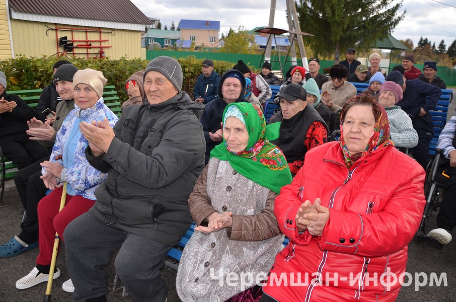 Бәйрәмгә өлкәннәребезгә җылы сүзләр әйтергә һәм лаеклы бүләкләр тапшырырга дип килгән хөрмәтле кунаклар җыелды: Марат Гомәров фотосы