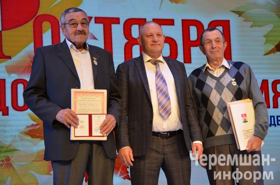Затем глава района Рамиль Айбатов поздравил гостей и вручил высокие награды двум землякам: фото Марата Гумерова