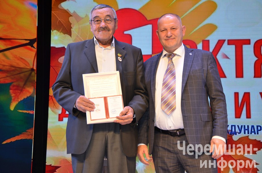 70 яшьлек юбилее уңаеннан аңа район башлыгының Рәхмәт хаты да тапшырылды: Марат Гомәров фотосы