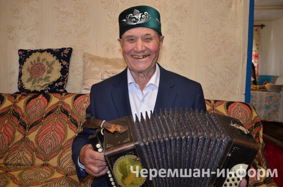 Уллары Равил да гармунда, баянда уйный, кызлары җырлыйлар, бииләр: Марат Гомәров фотосы