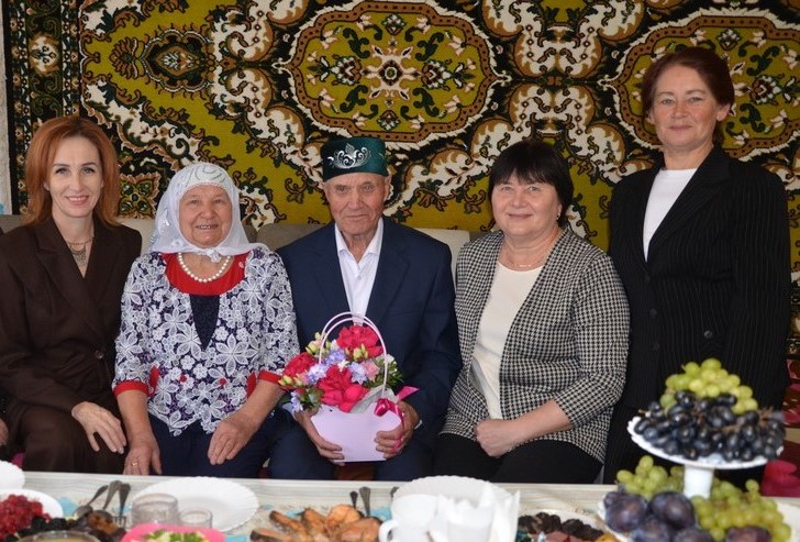 Якташыбызны районнан барып та тәбрикләделәр: Марат Гомәров фотосы