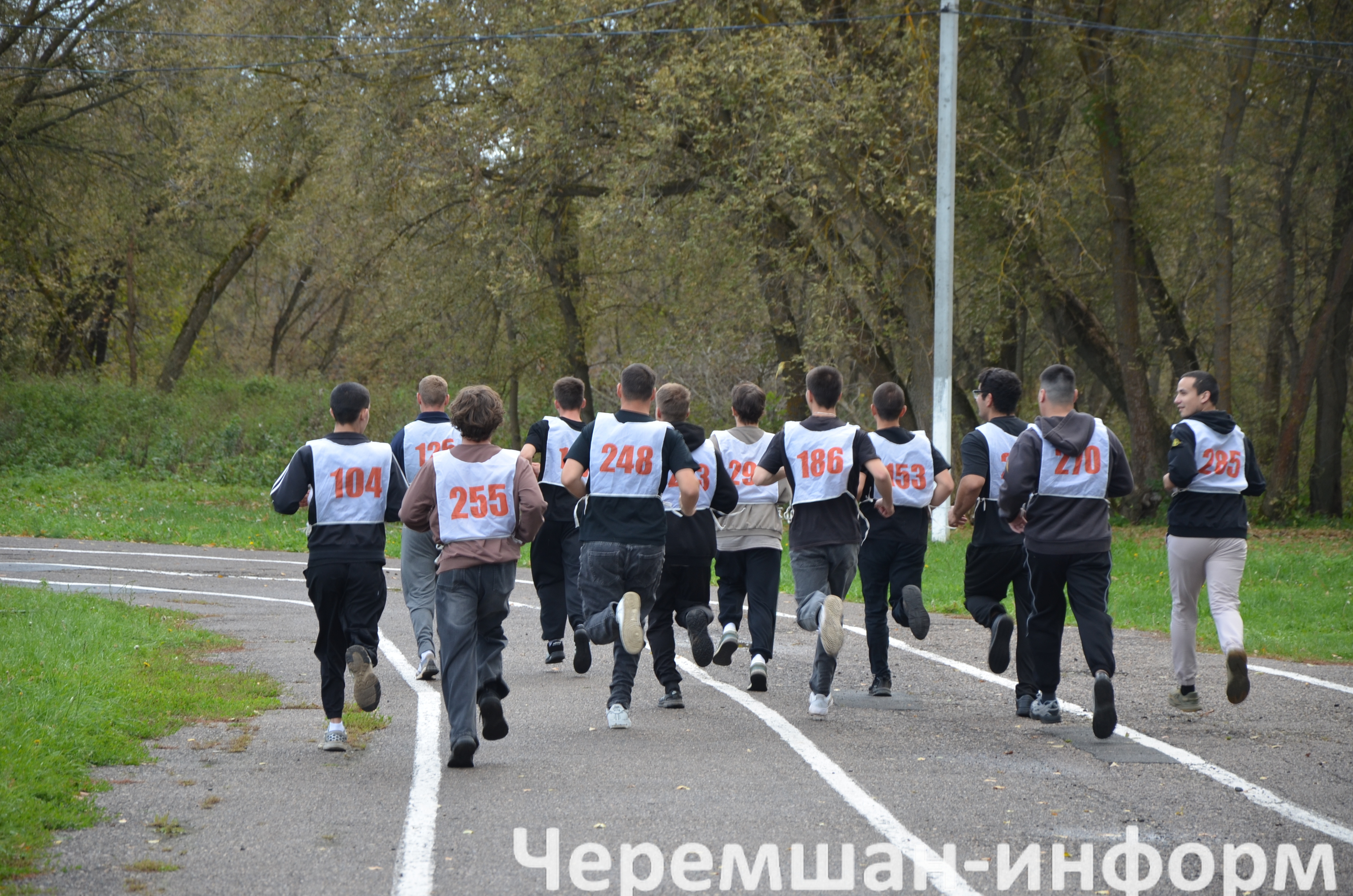 Праздник продолжился спортивными состязаниями юношей: фото Марата Гумерова
