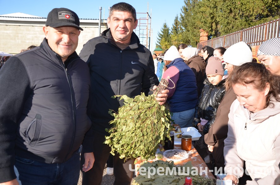 Эти вкусные угощения также будут переданы нашим ребятам на передовую: фото Марата Гумерова