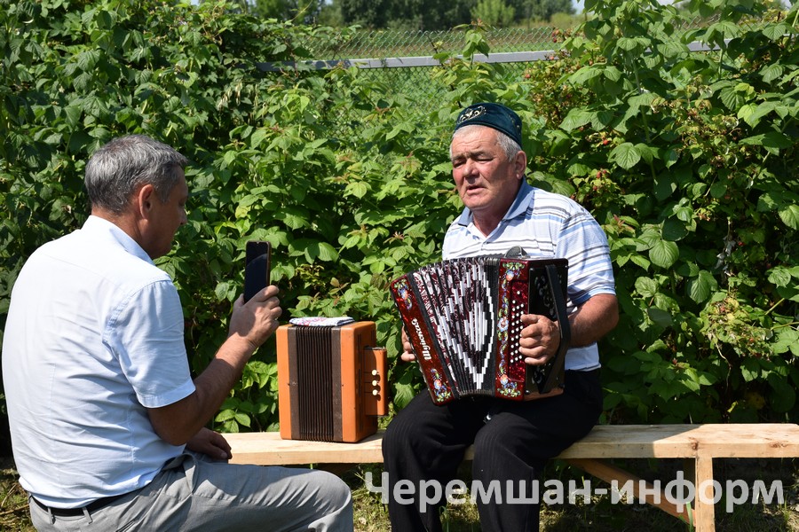 Нияз абый беренче өйрәнгән җырын бүген дә яхшы хәтерли, аны безгә дә җырлап күрсәтте: Кадрия Гамирова фотосы