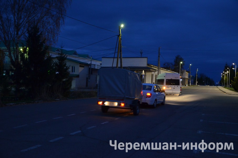 Сразу вслед за ними в направлении Лисичанска отправилась грузовая машина - черемшанцы отправили 20 кубометров досок: фото Марата Гумерова