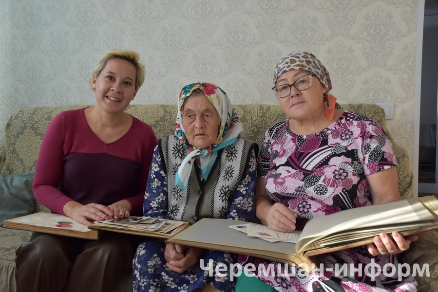 Әлеге нәселнең өлкән буын вәкиле 92 яшьлек Александра Степановна оныгы Маша, кызы Рита кебек үк татарча иркен сөйләшә: Гөлсирә Шәрифуллина фотосы
