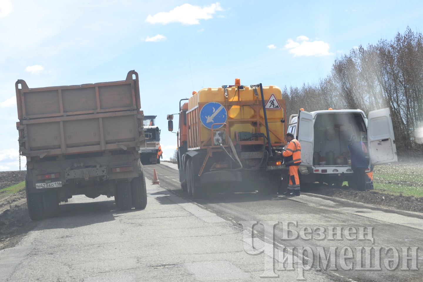 На дороге Черемшан - Азеево укладывается новый асфальт