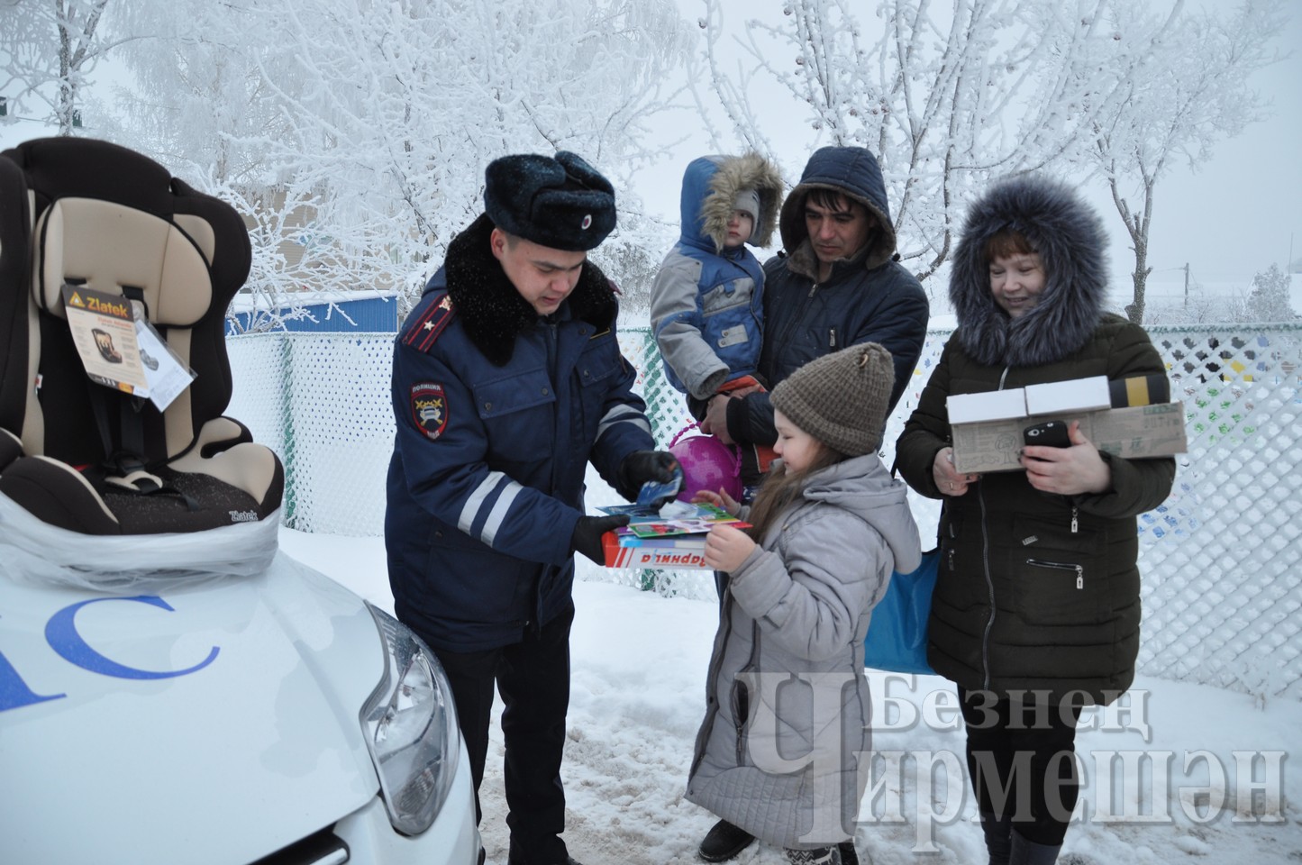 В Черемшане на день рождения Маши автоинспектора подарили детское кресло