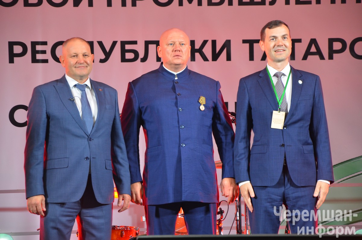 Илдар Фоат улы Галимовка “11 нче армия корпусы оешуга 10 ел” медале тапшырдылар: фото Марат Гомәров