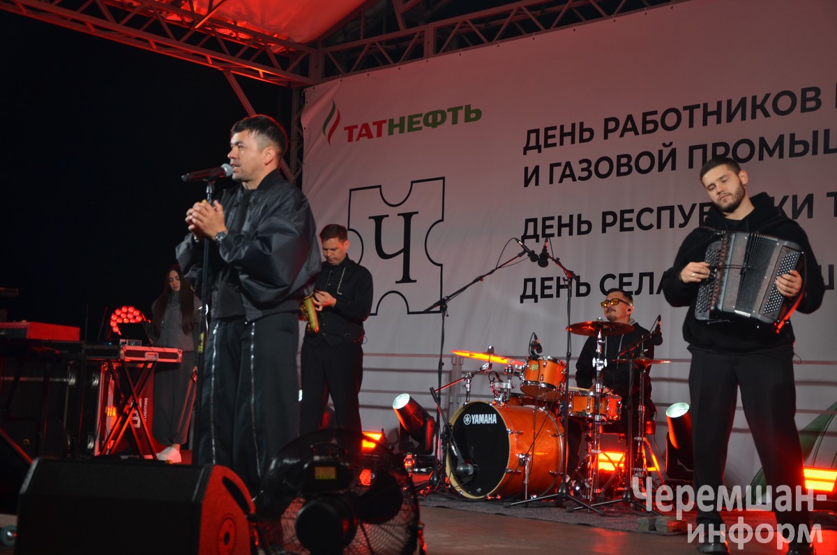 Район халкы алдында үзебезнең район артистлары һәм популяр җырчылар чыгыш ясадылар: фото Марат Гомәров