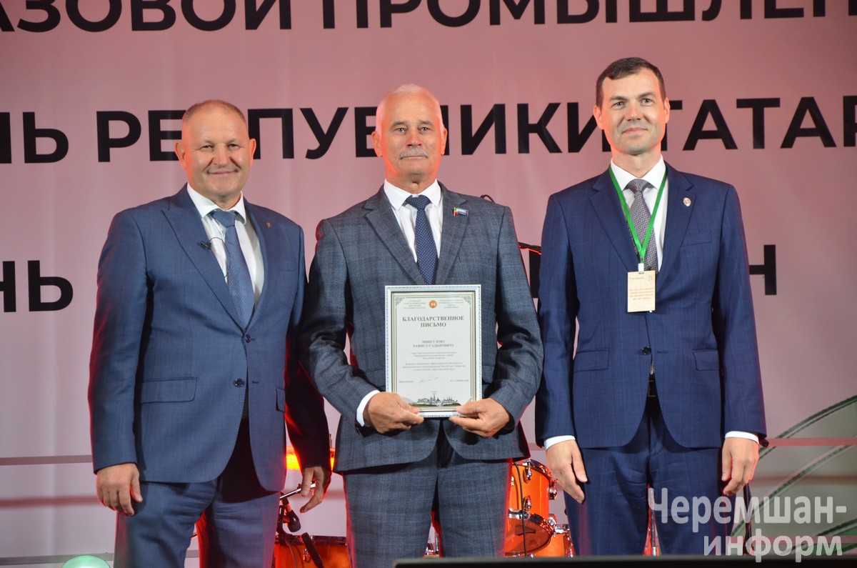 На сцену пригласили и главу Староутямышского сельского поселения Рафиса Садыровича Мингулова: фото Марат Гумеров