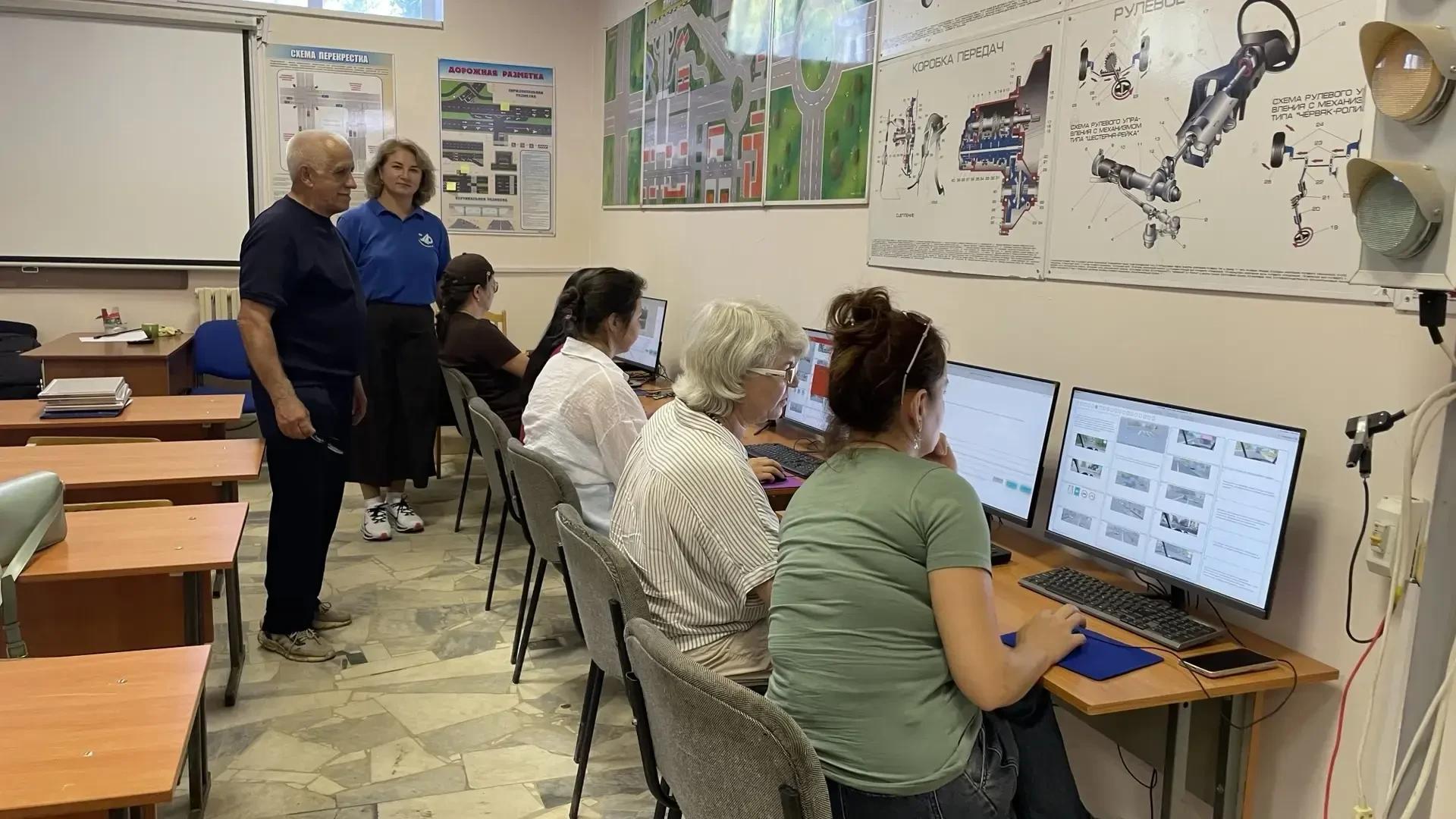 Чирмешәндә гүзәл затлар арасында машина йөртү осталыгына бәйге узды: фото Гөлия Кабирова