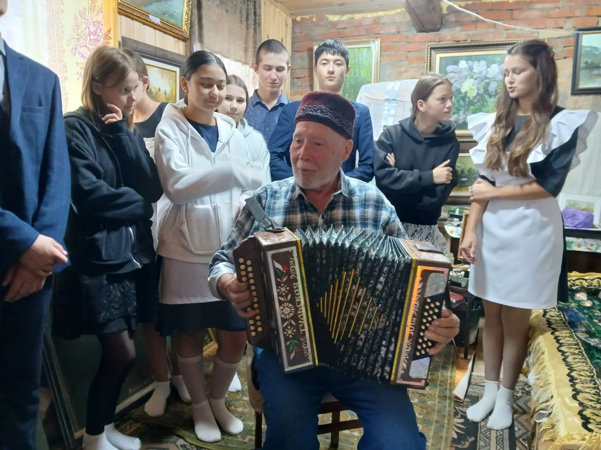 Аның тагын бер шөгыле бар – үзенең гармуннарын да кулына еш ала, кунакларга да уйнап күрсәтте әлеге уен коралларында: Розалия Сафина фотосы