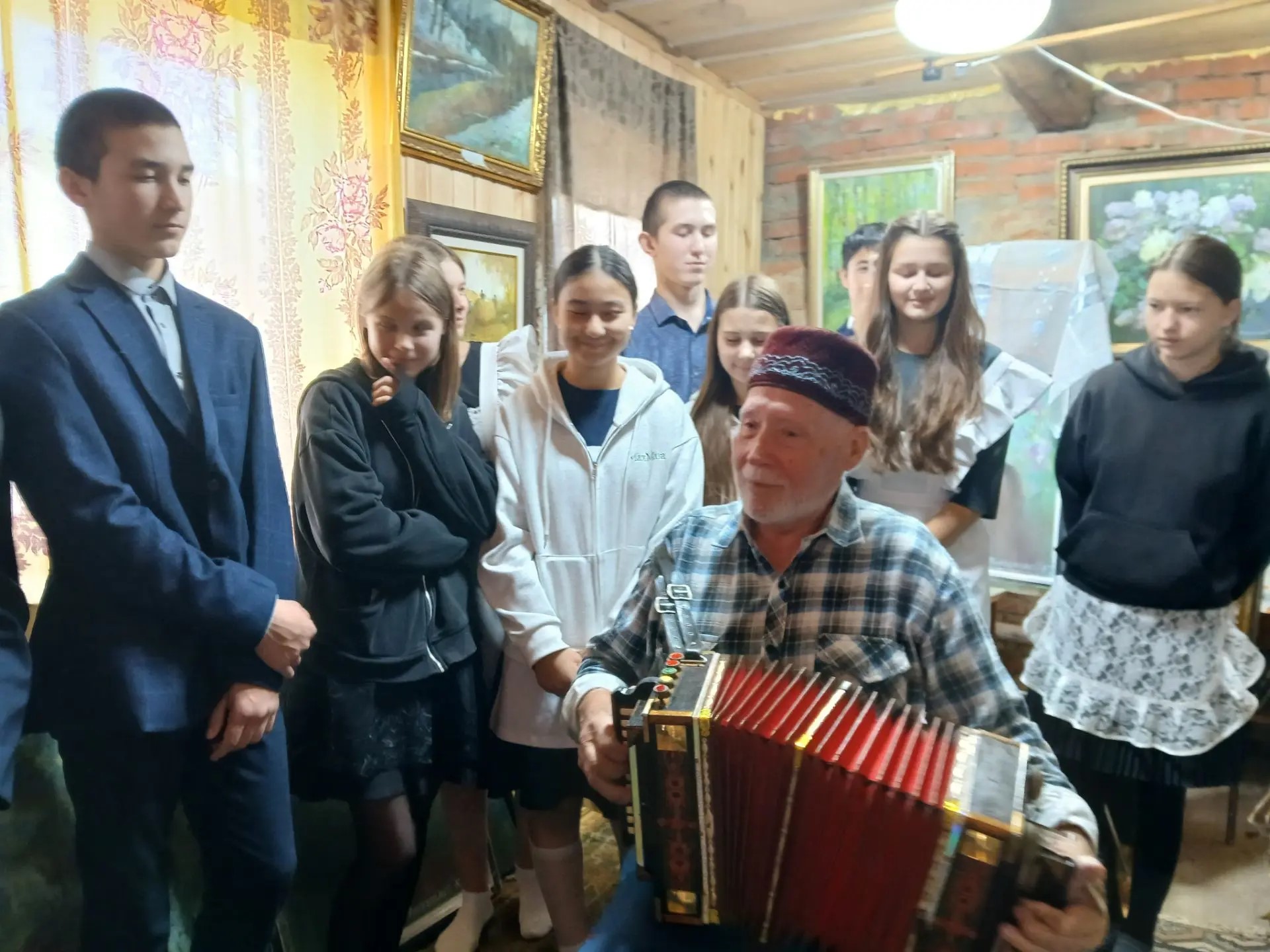 Ученики поздравили земляка с Днем пожилых и вручили ему гостинцы: фото Розалии Сафиной