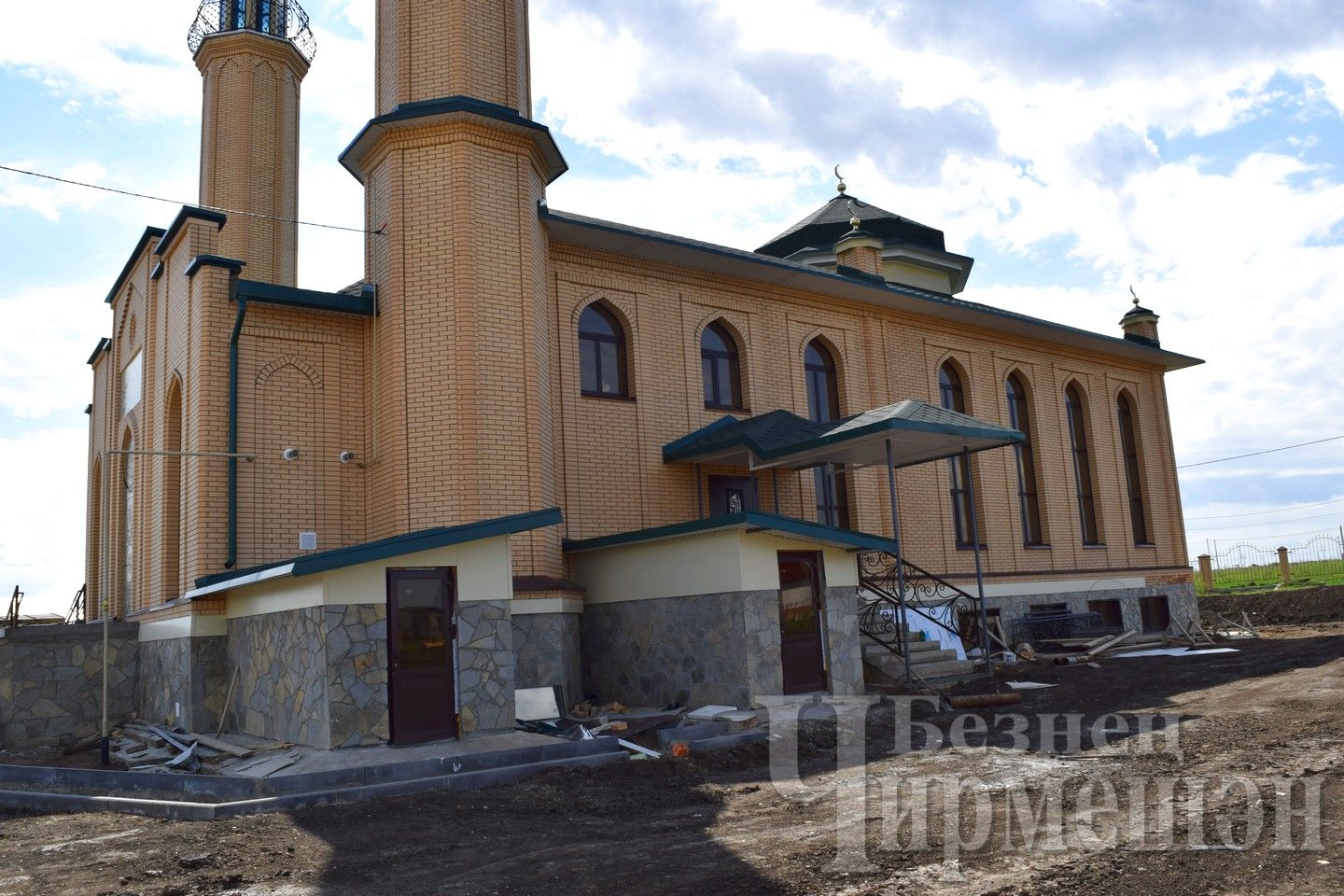 В строящейся в Черемшане мечети установили люстру  стоимостью  миллион рублей