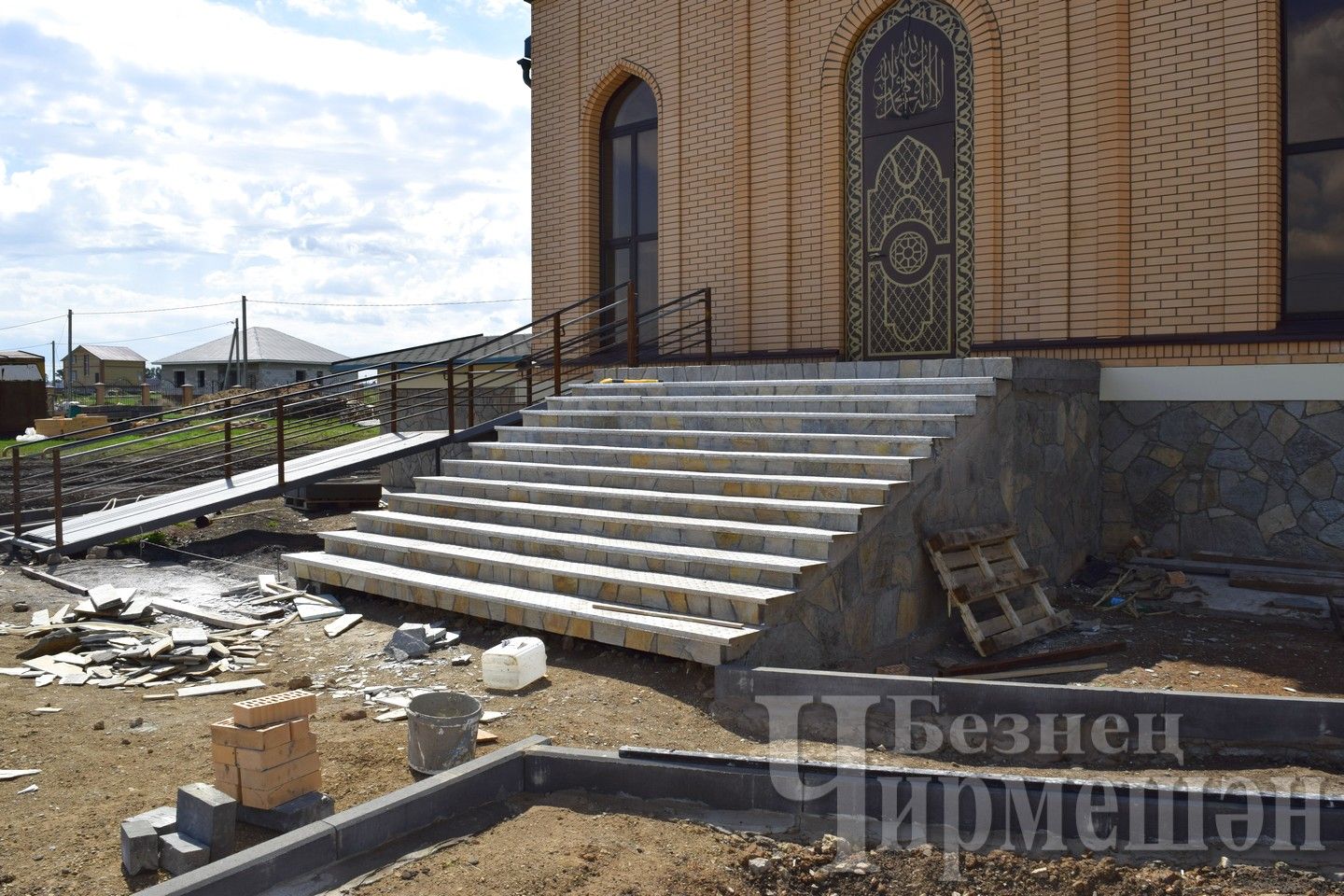 В строящейся в Черемшане мечети установили люстру  стоимостью  миллион рублей