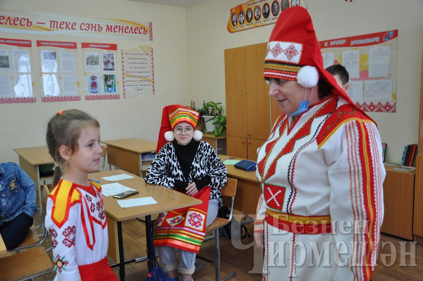 Черемшанские школьники приветствуют учителя словом «Шумбратадо!»