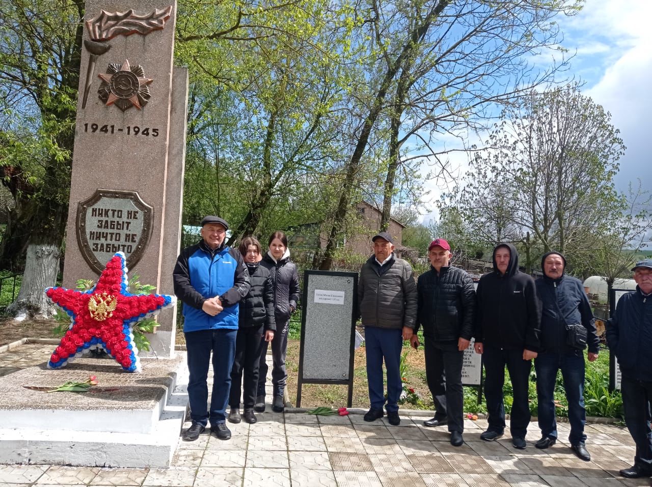 Внуки фронтовика из Карамышева побывали на месте гибели своего деда