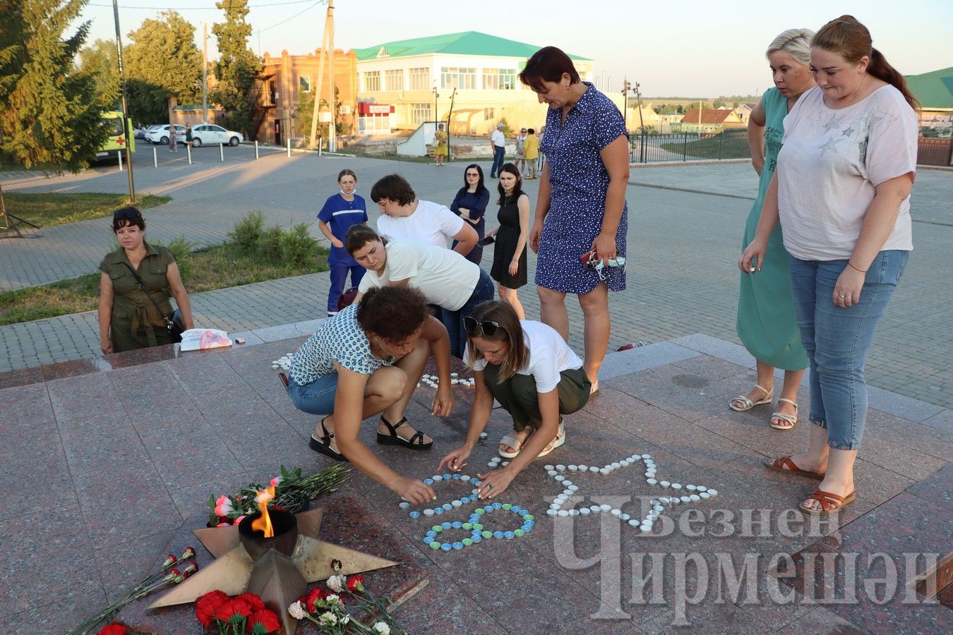 Черемшанцы в День памяти и скорби возле Вечного огня сделали надпись из свеч