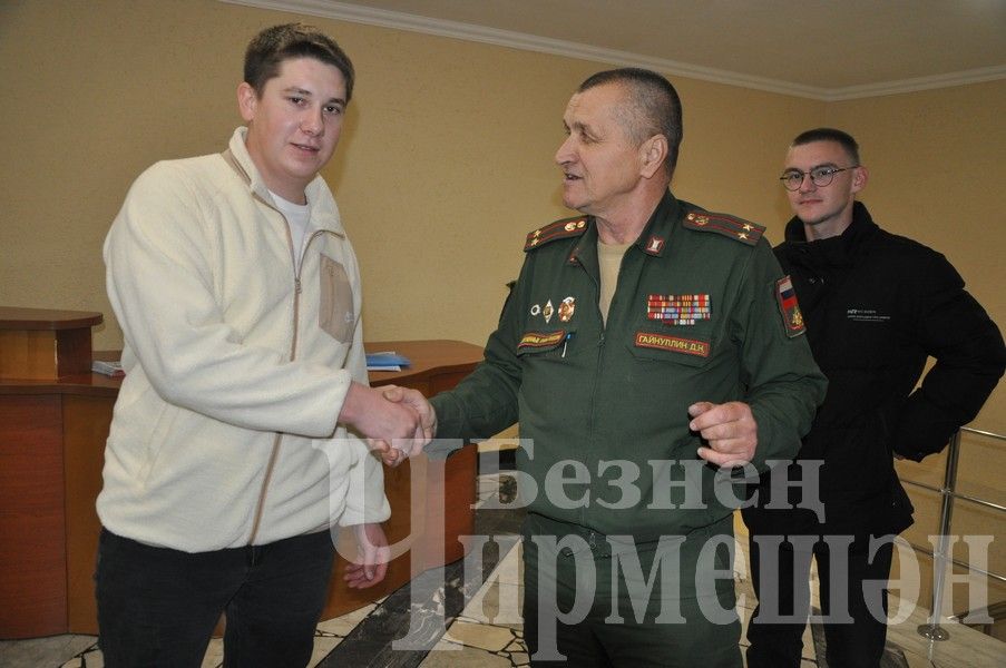 Чирмешәндә бер көнне 17 егетне армиягә озаттылар
