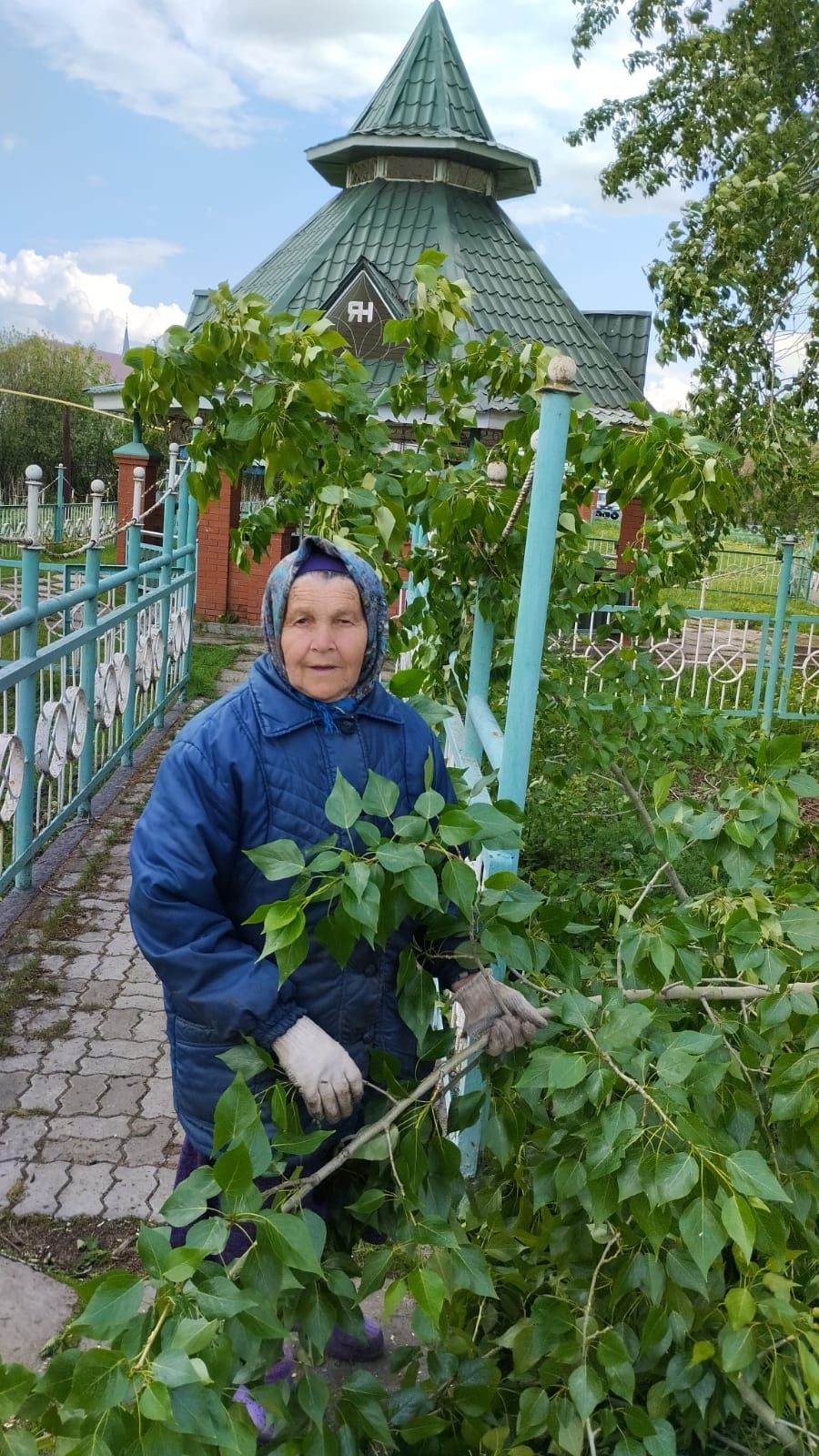 Чисталык өмәләрендә актив катнашкан 84 яшьлек ветеранга бүләк тапшырганнар