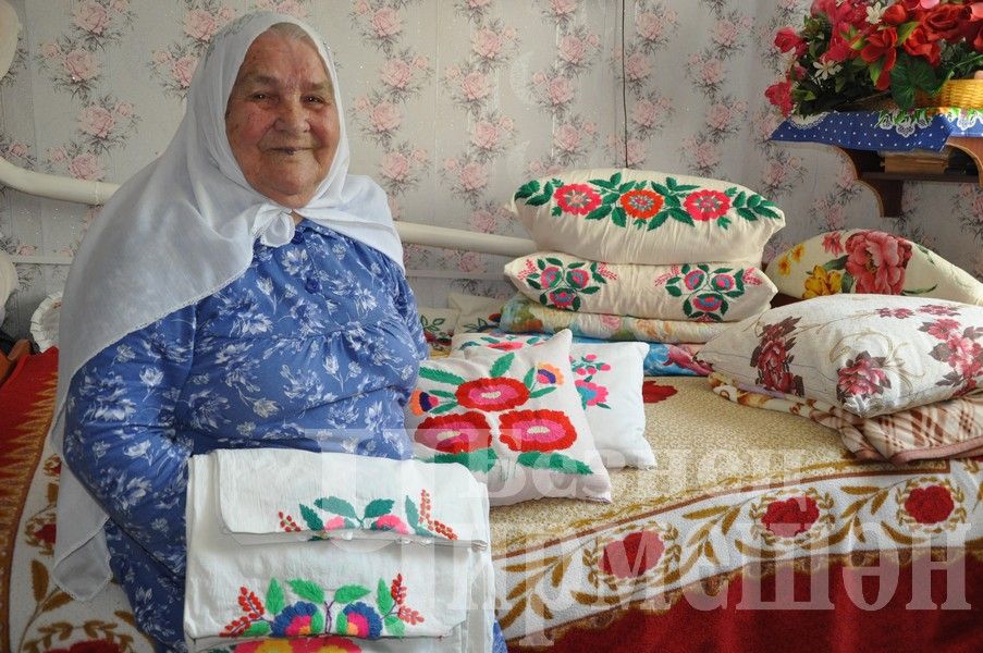 Иске Кадидан Хаҗия әби өч кызына унар мендәр тышы чигеп биргән