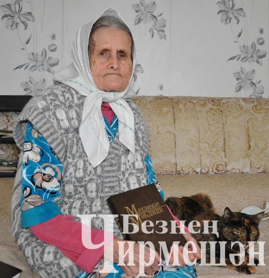 Туймәт авылыннан Зәйнәп Сабирова мәктәптә 31 ел татар теле һәм әдәбият укыткан