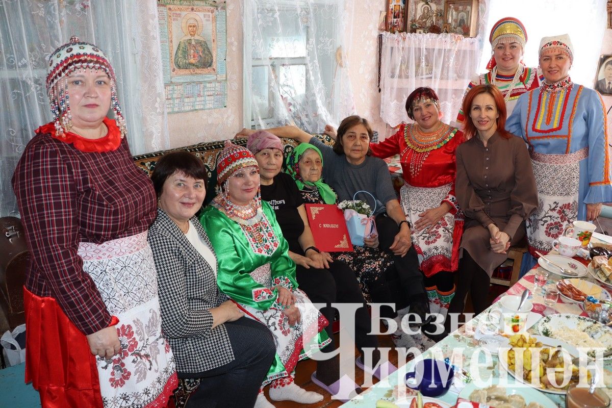 Ольгу Ванюшину из Старого Ильмова поздравляли с песнями