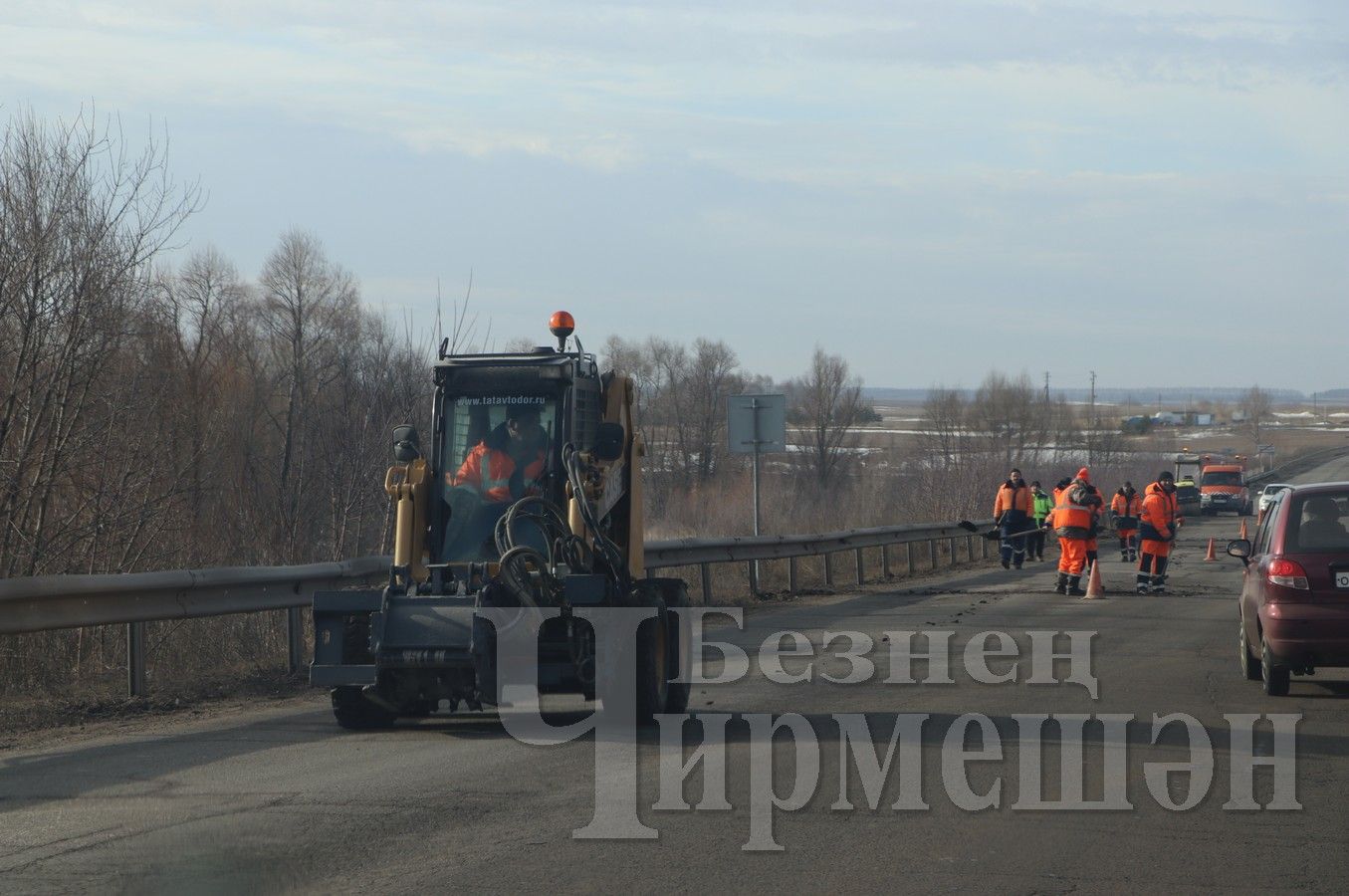 Чирмешән юлчылары сезонны чокырлар ремонтыннан башлады
