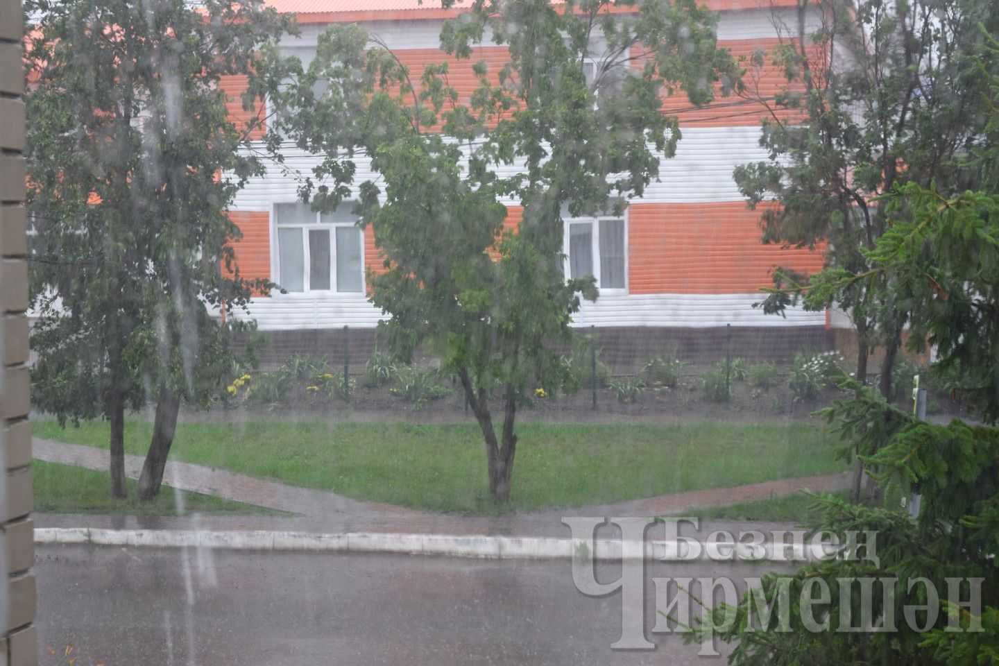 Жителей Татарстана предупредили о грозе и ветре
