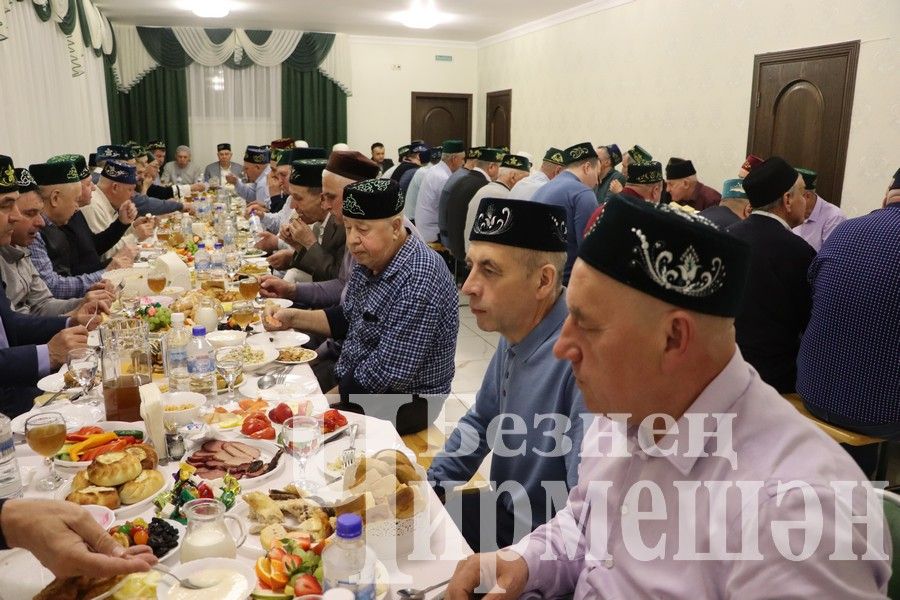 Глава Черемшанского района организовал ифтар-меджлис в нескольких мечетях