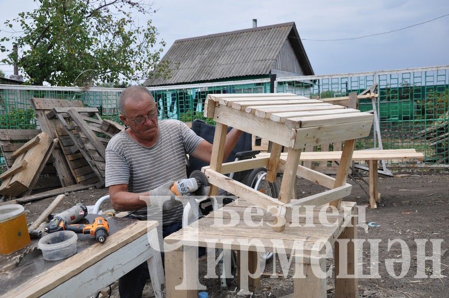 Ильдус Зиганшин, лишившийся ног, делает скамейки из досок поддонов