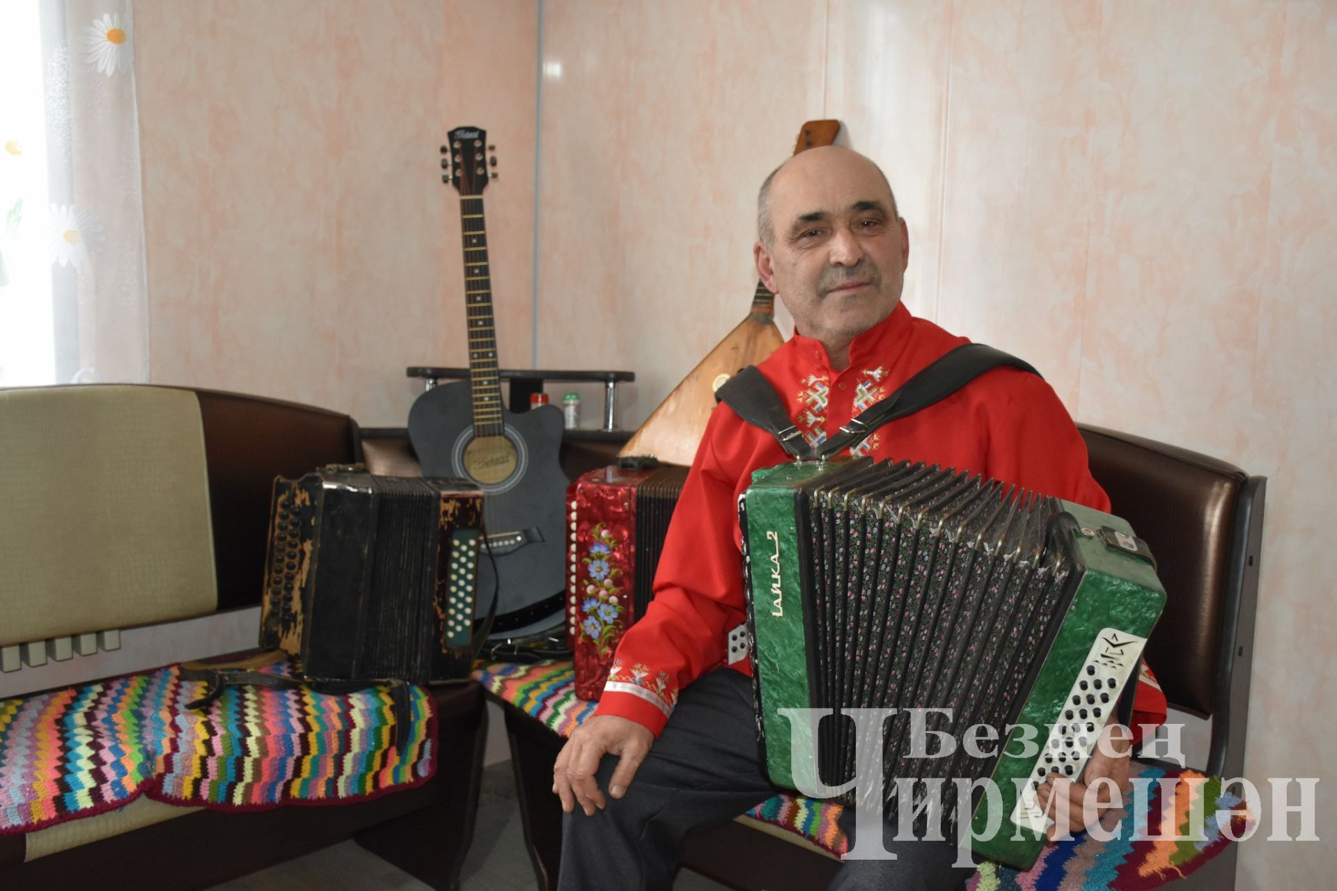 Яңа Элмәледән Николай Уламасов  алты яшендә гармунда уйный башлый