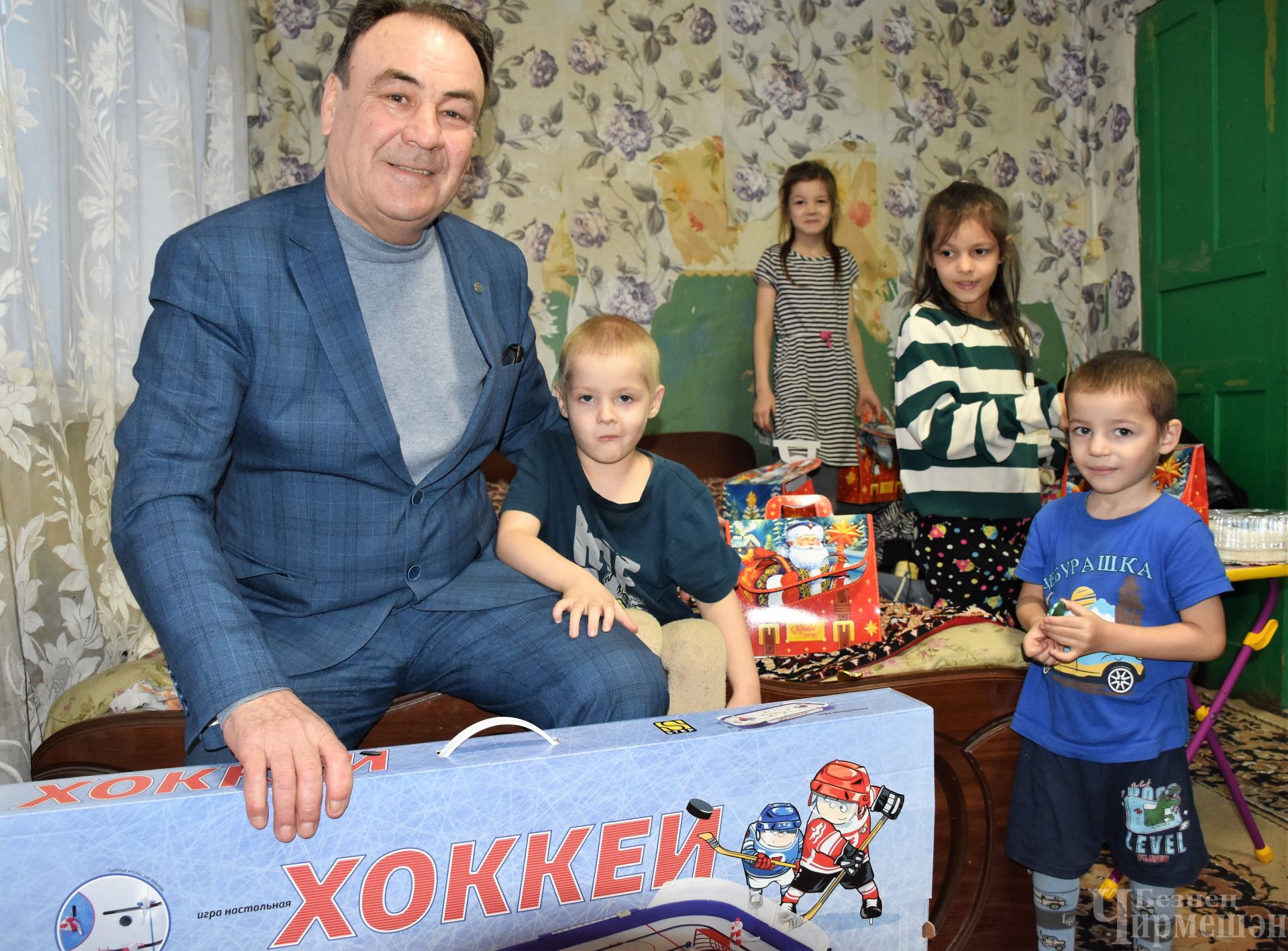4-летнему Ильшату из Карамышева Дед Мороз прислал настольный хоккей