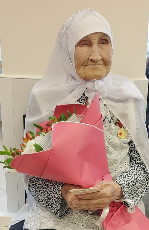 Чирмешәндәге өлкәннәр һәм инвалидлар йорт-интернатында  яшәүче Ркыя әбигә юбилей медале тапшырдылар