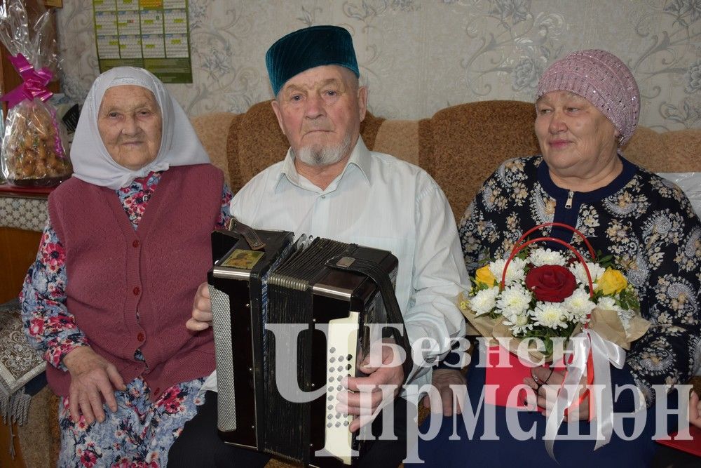 Лашманнан 90 яшьлек энесе Гарифка апасы җәймәләр пешереп килде