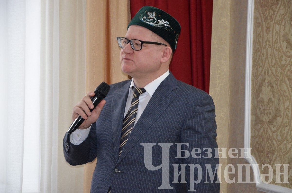 Рафаэль Шакиров ун авылдашына “Безнең Чирмешән”гә подписка бүләк итте
