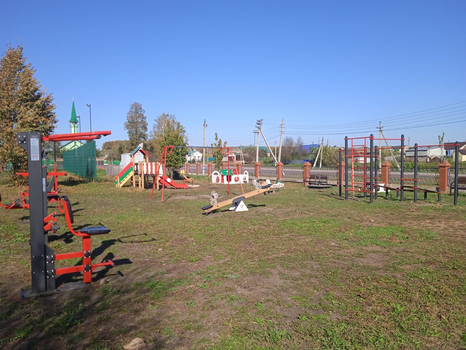 Иске Кади авылында грант акчасына балалар мәйданчыгы ясаганнар