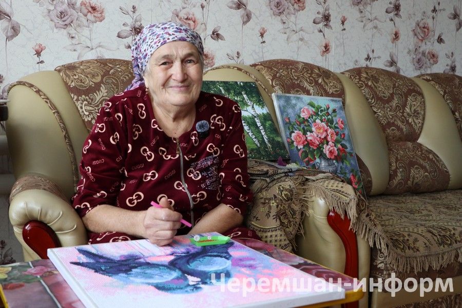 Иске Кадида яшәүче Тәскирә Хәмидуллина алмаз мозаикасы белән мавыга