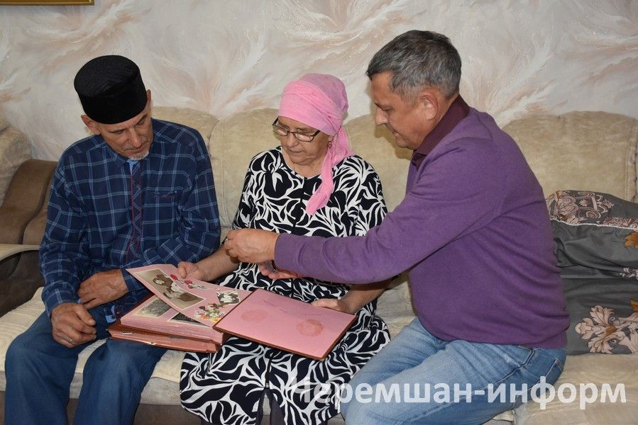 Утыз Имәннән Вәлиуллиннар йортындагы чәчәкләр кышын да “шиңми”