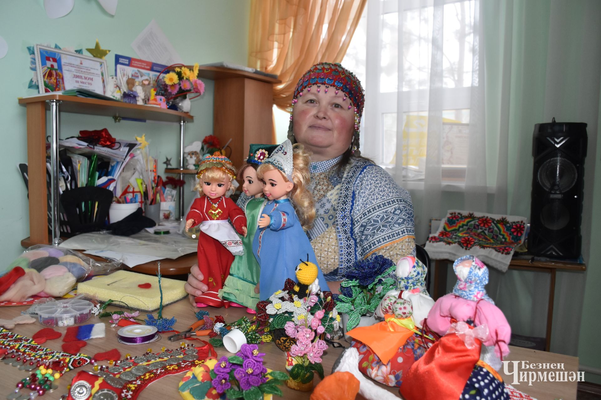 Иске Сережкинодан Галина Корнилова үз курчакларын милли киемнәргә дә киендерә