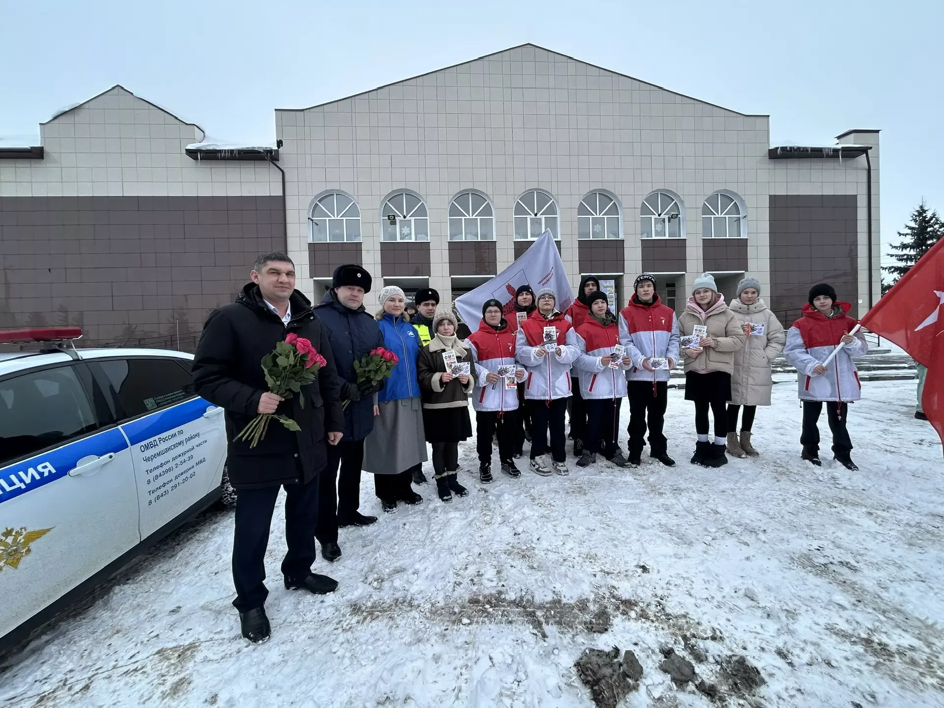 В Черемшанском районе автоледи получили поздравления с 8 Марта прямо на дорогах