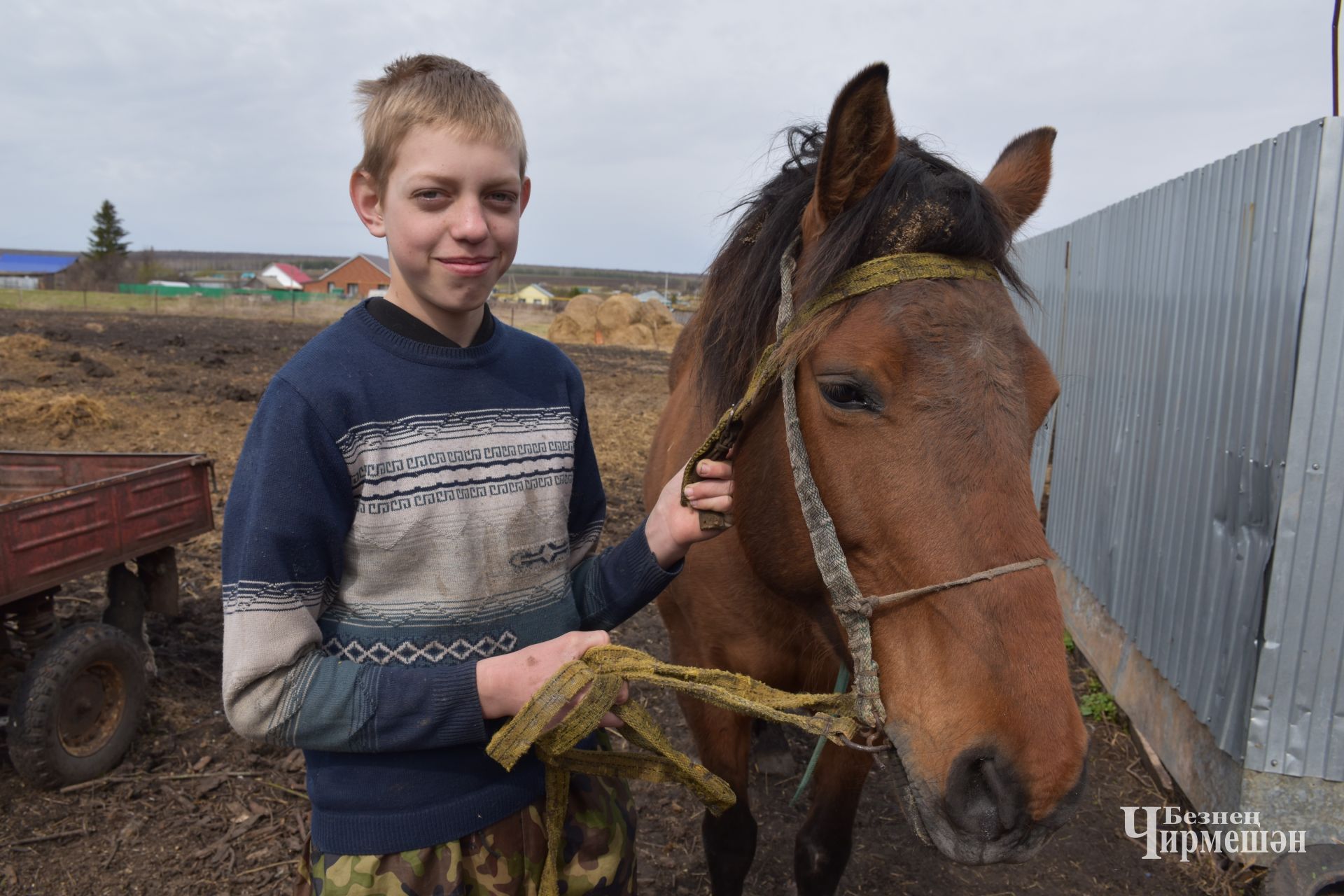 14-летний Володя Семайкин из Кутемы выводит гусят в инкубаторе